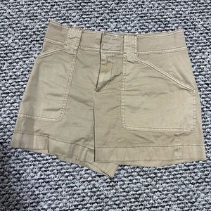 WHBM 5” Carmel shorts. Patch pockets, front flip pockets rear.